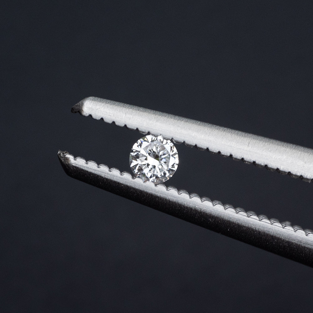 Diament laboratoryjny 0.035 ct barwa E czystość VVS2 szlif Brilliant 2 mm
