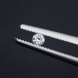 Diament laboratoryjny 0.035 ct barwa E czystość VVS2 szlif Brilliant 2 mm