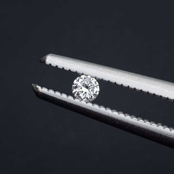 Diament laboratoryjny 0.035 ct barwa E czystość VVS2 szlif Brilliant 2 mm