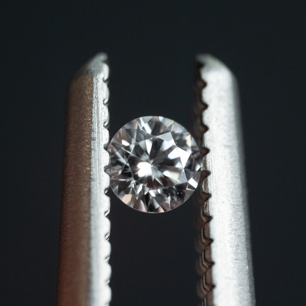 Najmniejszy diament okrągły 0.035 karata na akcent w biżuterii