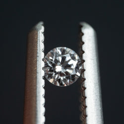 Najmniejszy diament okrągły 0.035 karata na akcent w biżuterii