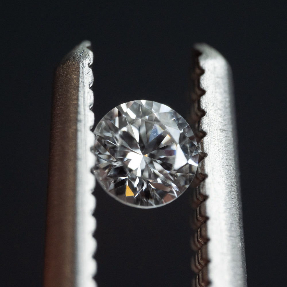 Mały diament okrągły 0.07 karata na delikatne kolczyki