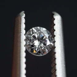 Mały diament okrągły 0.07 karata na delikatne kolczyki