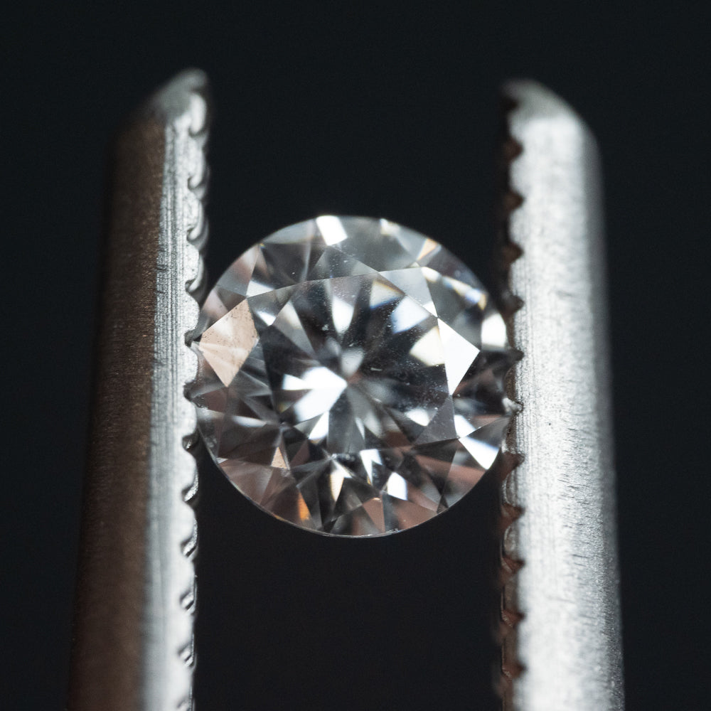 Mały diament okrągły 0.1 karata na kolczyki sztyfty